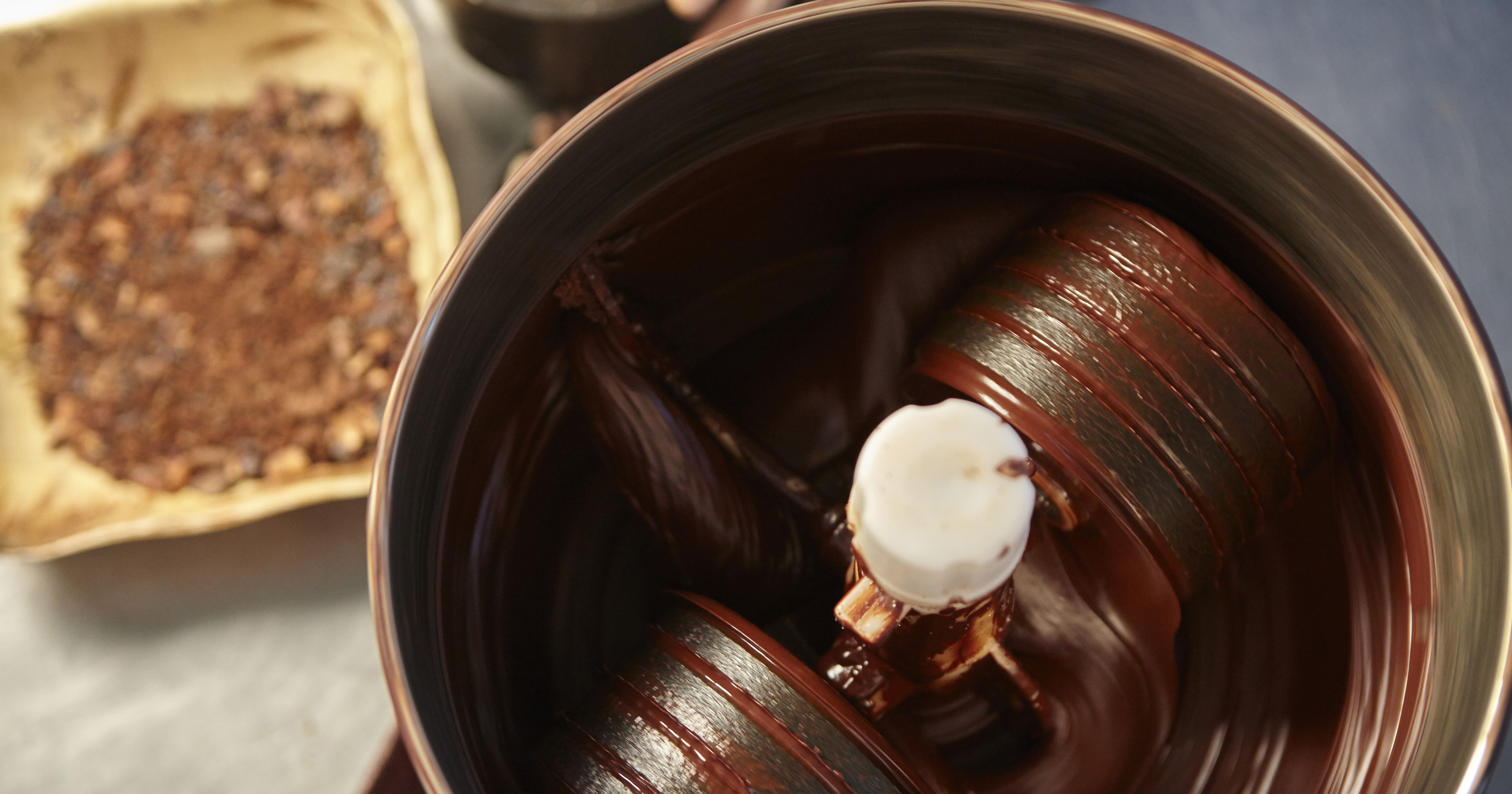 Окрашивание какао маслом. Шоколадное масло. Приготовление шоколада. Горшочек с маслом. Масло из какао бобов.